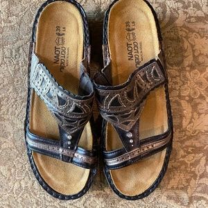 NEW W/Out tags NAOT sandals